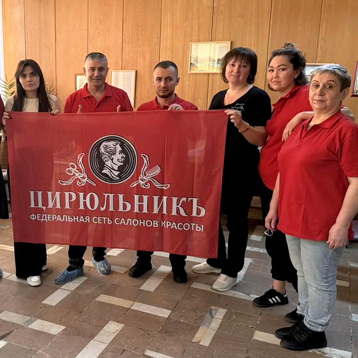 Мастера ЦирюльникЪ подарили более 180 бойцам профессиональный уход в госпитале Бурденко